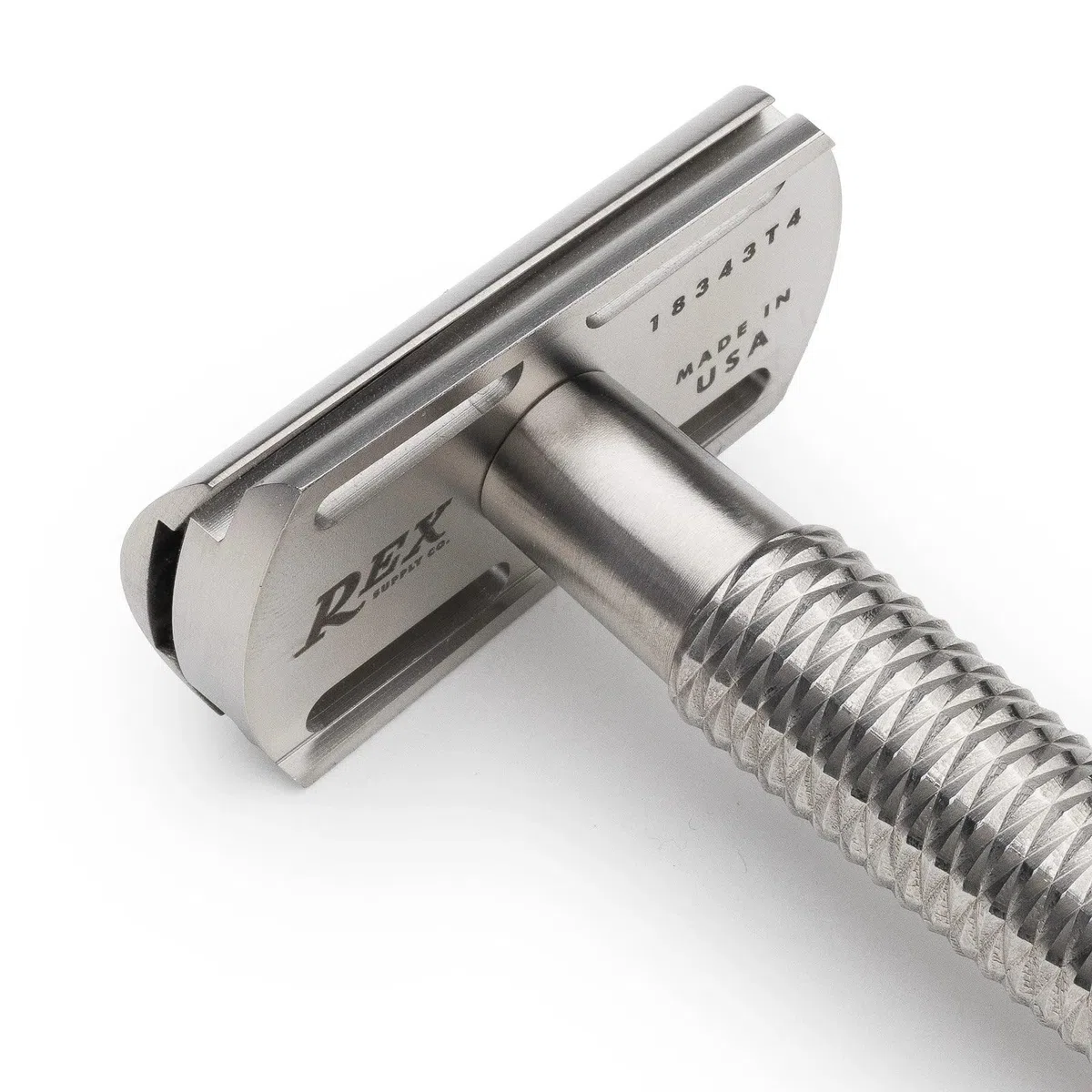 Rex Supply Co. Sentry Slant - Maquinilla de afeitar de seguridad inclinada de acero inoxidable de tres piezas de doble filo para un afeitado apurado y cómodo | Herramienta de afeitado húmedo duradera